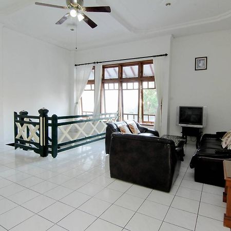 Hotel Fevytra Syariah Джокьякарта Экстерьер фото