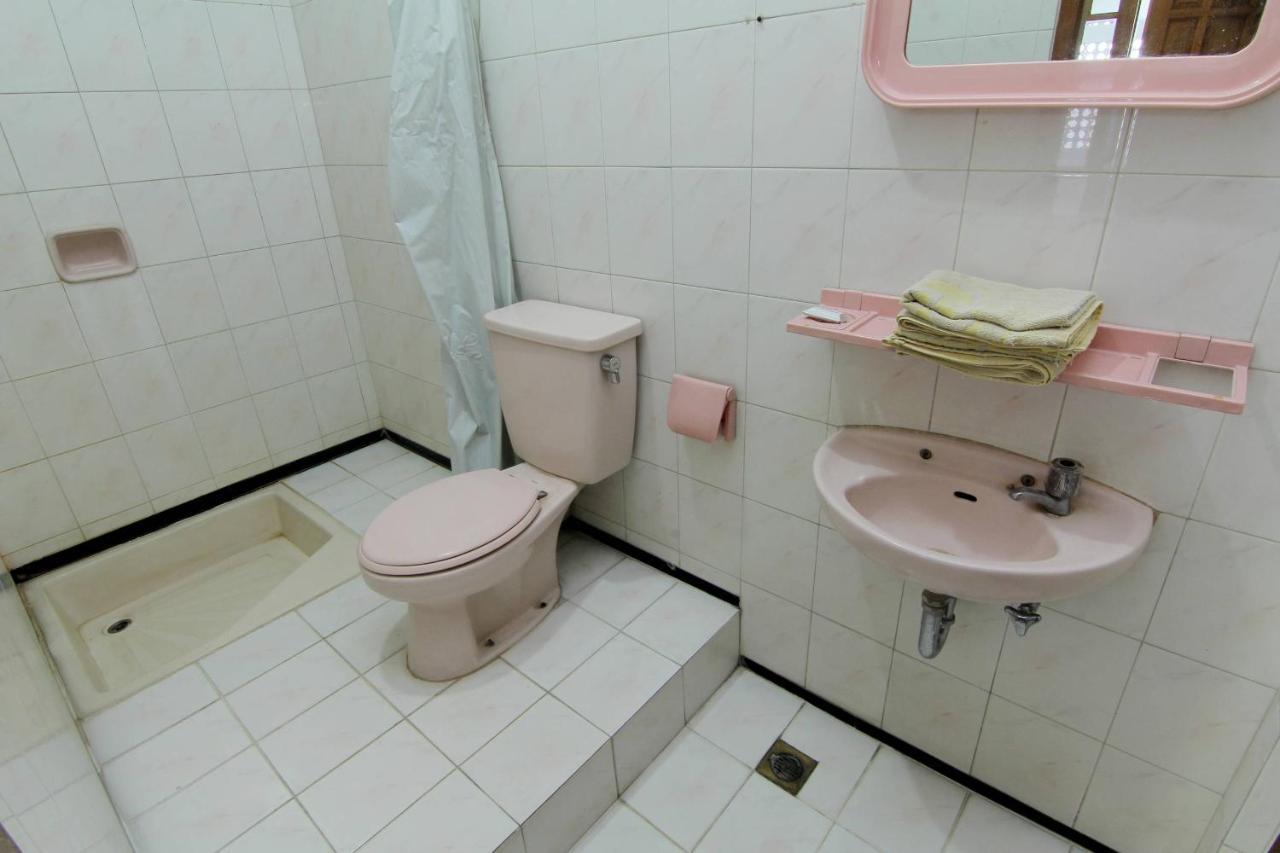 Hotel Fevytra Syariah Джокьякарта Экстерьер фото